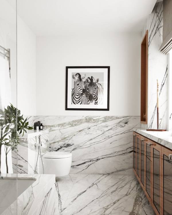 cherno belyy mramor v vannoy